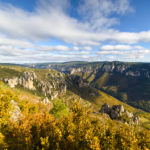 Panorama sur les Gorges du Tarn en Aveyron. Avec vue sur le Causse Méjean de la région des Grands Causses. Région classée au patrimoine mondiale de l'UNESCO pour son agropastoralisme.