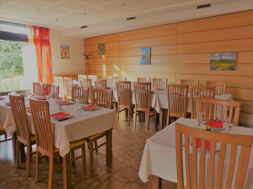 Salle du restaurant Poujol Chez Ricou au Massegros